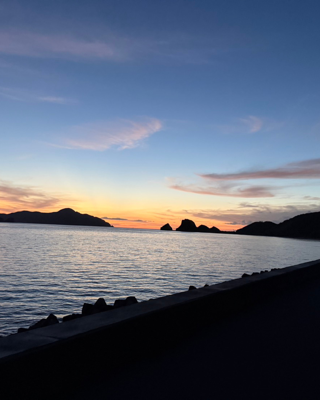 r.k.a様　12月10日（水）夕方 座間味の夕日スポット｜季節や天候で変わる絶景の魅力 - Cat's